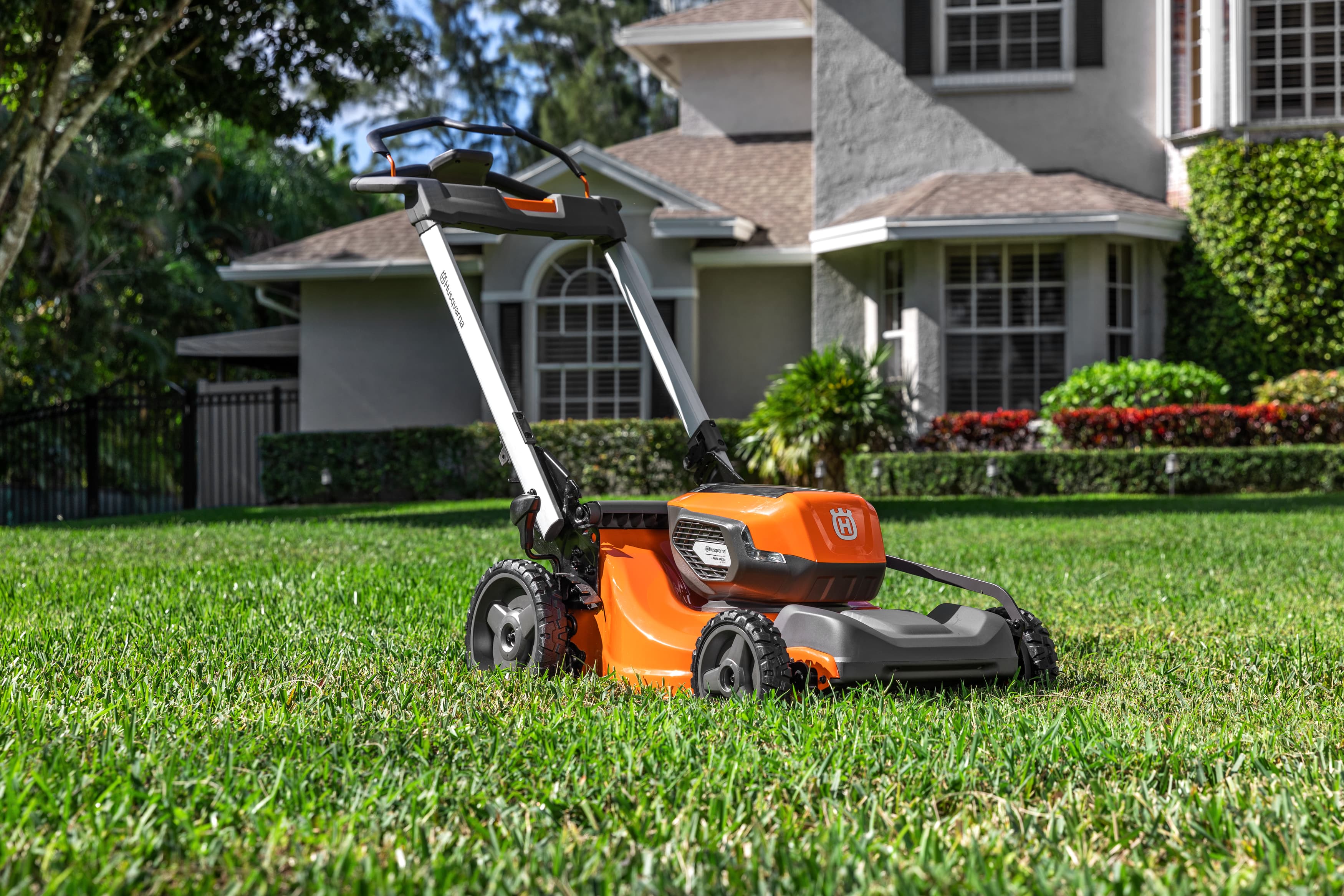 Lawn Xpert™ LE322R with battery and charger image 8